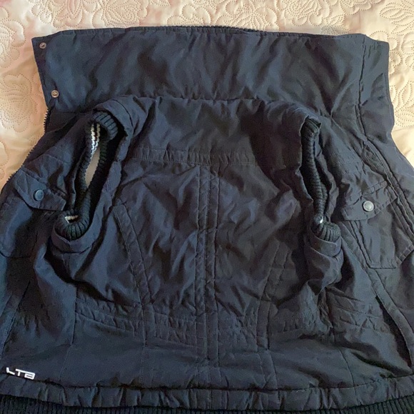 Sleeveless jacket with many pockets and high neck - Picture 7 of 9